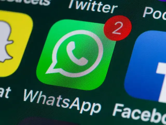 Telefon menüsünde görünen WhatsApp uygulaması