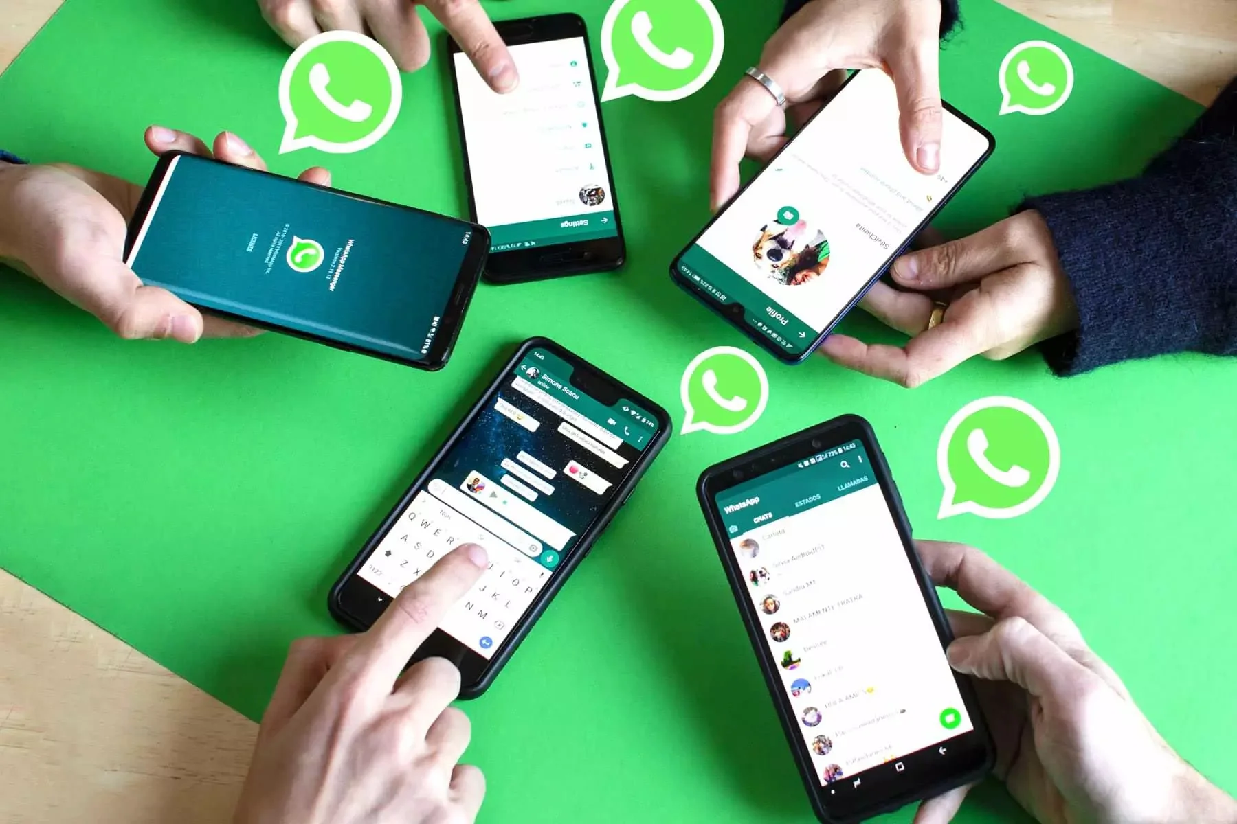 WhatsApp üzerinden mesajlaşan insanlar