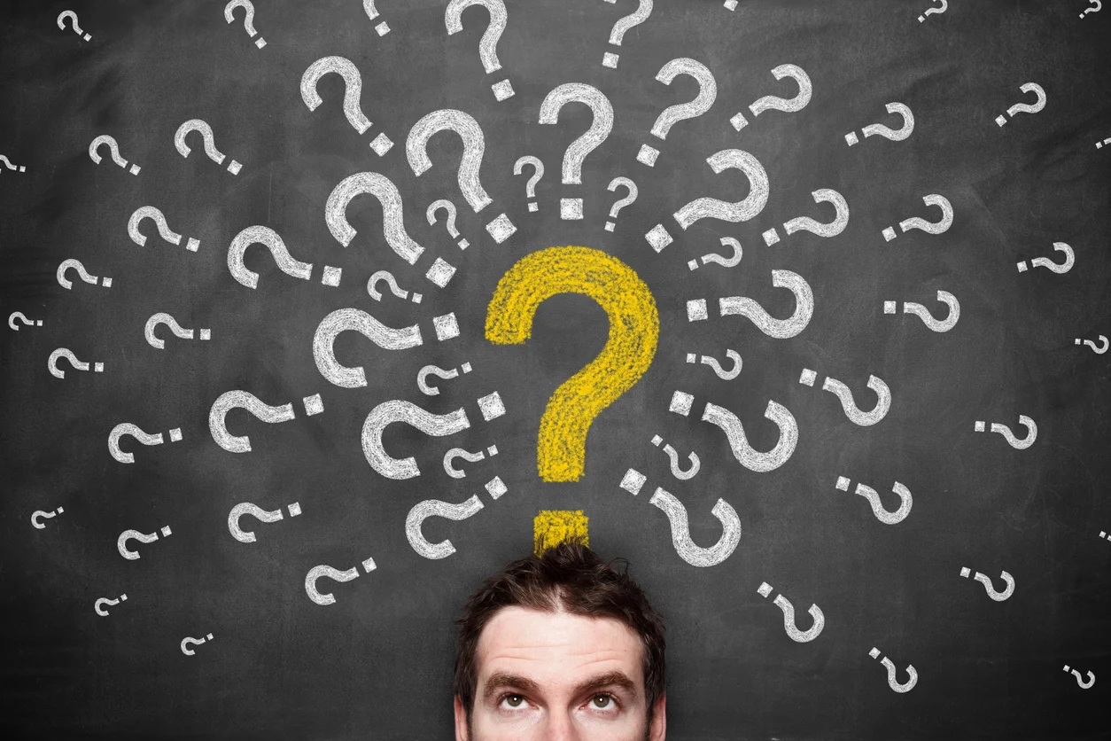 Kafasında soru işaretleri olan adam